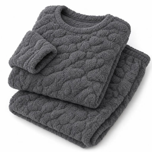 Pijama plush gris de 2 piezas doblado, foto de estudio